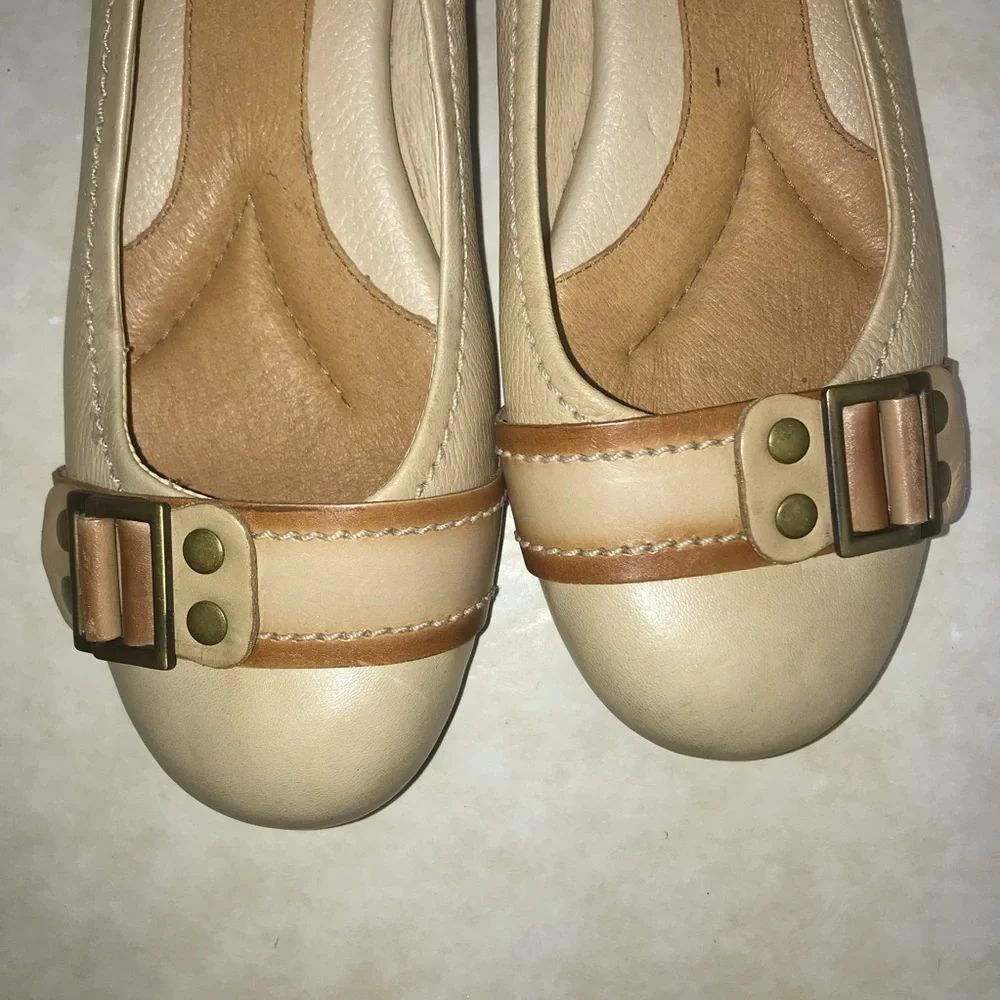 Light tan leather flats Nurture by Lamaze Size 8